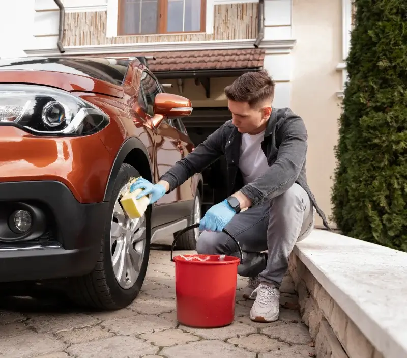 Lavage auto à domicile Nesles : professionnel intervenant sur un véhicule